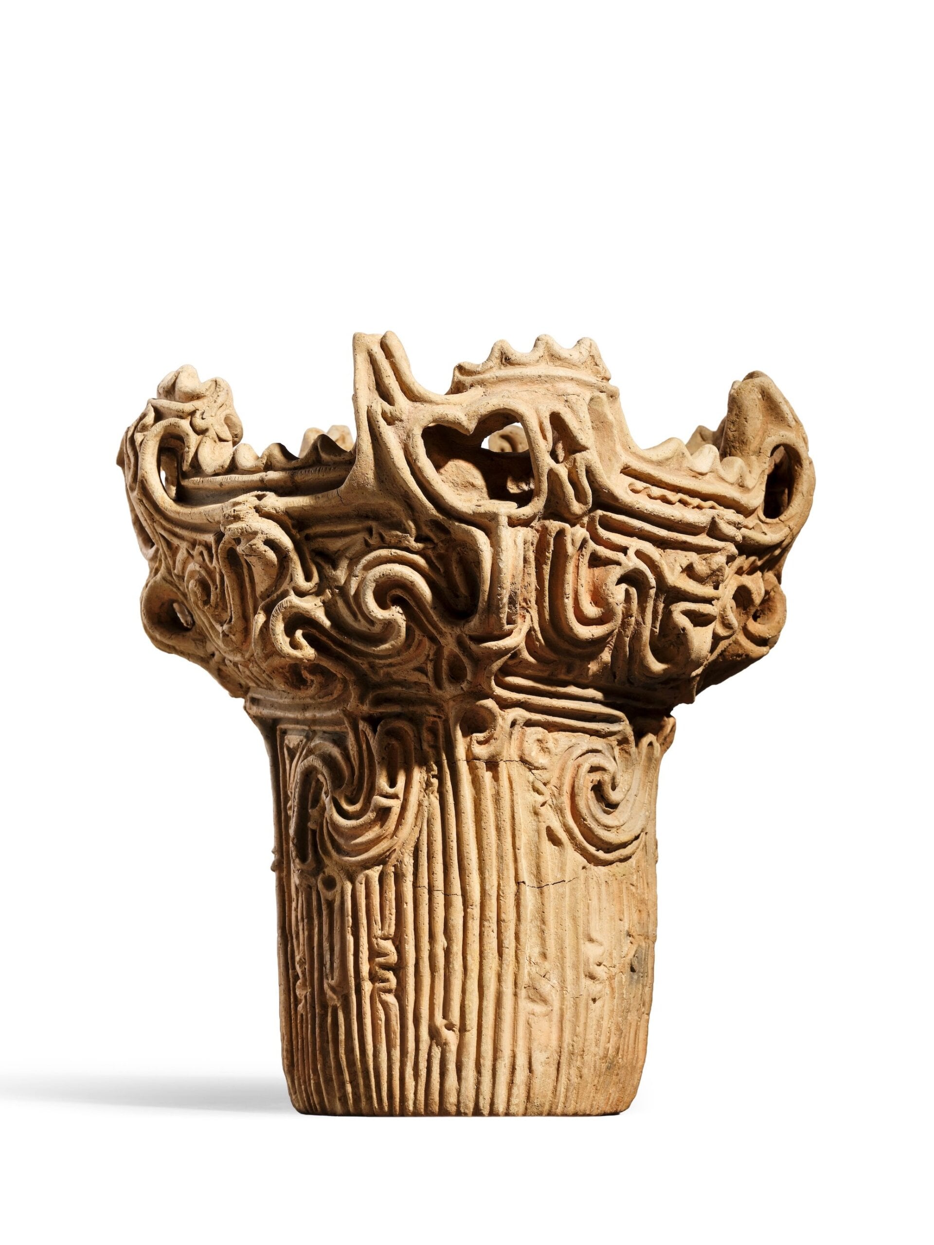 繩文時代中期前半，約西元前3500至2500年 深鉢形土器（火焰型土器），高35公分，估價20萬至30萬港元，成交價332萬8000港元。圖／香港蘇富比