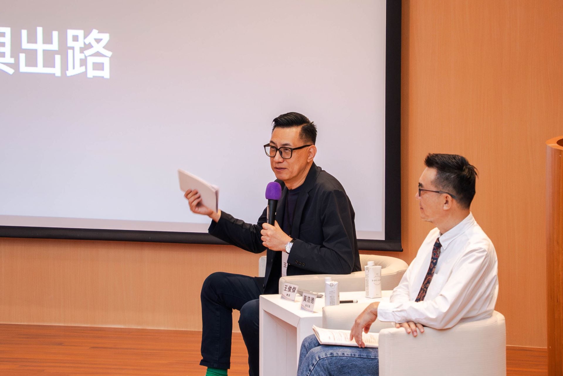 臺北藝術大學新媒體藝術學系教授王俊傑分享案例,強調公共藝術可轉化為影視、表演與社區共創,開創跨域美學教育與永續治理的全新可能。(©杜象藝術有限公司)