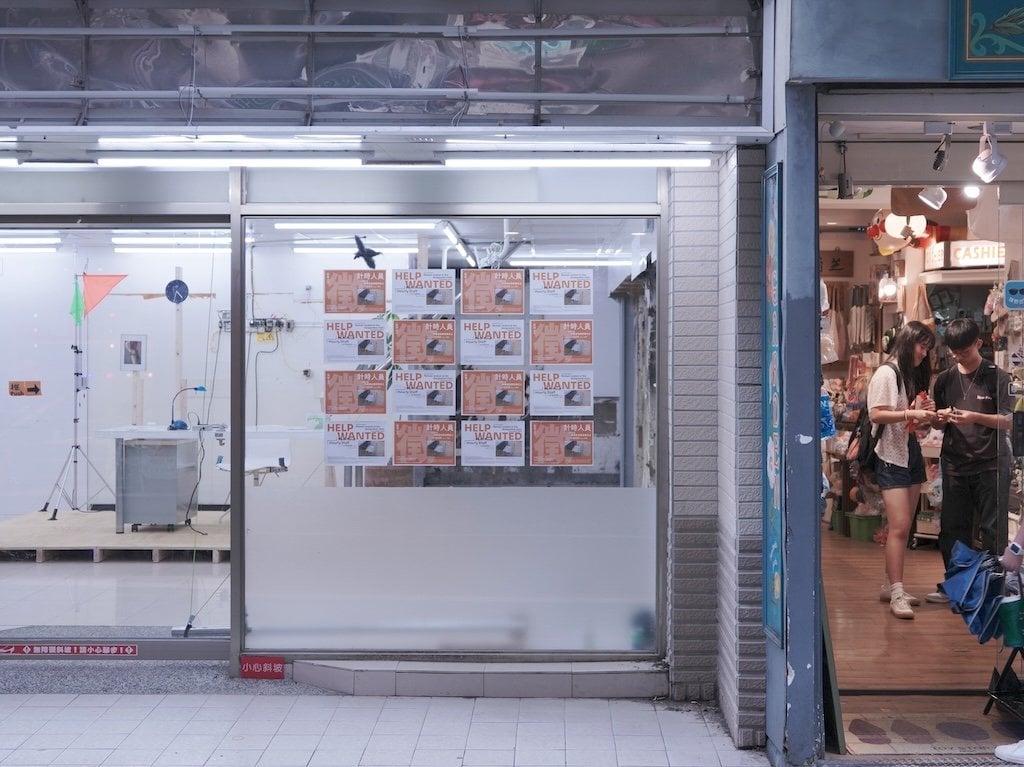 張程鈞「Clock In 張程鈞計劃 A Chang Cheng Chun Project」於永康街展出。(藝術家提供)