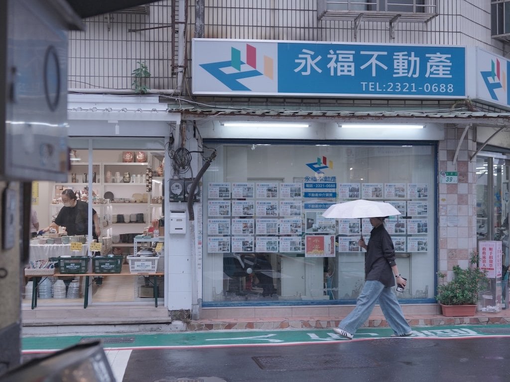張程鈞刻意將展場與隔壁房產仲介公司的裝潢並置。(藝術家提供)