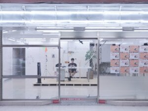 刺穿資本主義的惡性循環——評張程鈞「Clock In」的社會參與藝術式策略
