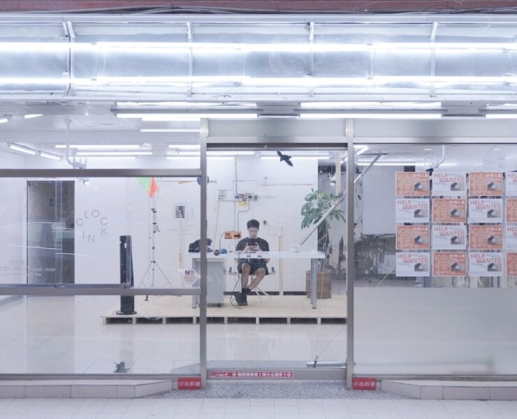刺穿資本主義的惡性循環——評張程鈞「Clock In」的社會參與藝術式策略