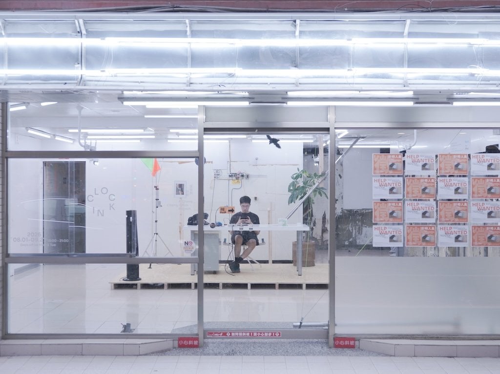刺穿資本主義的惡性循環——評張程鈞「Clock In」的社會參與藝術式策略