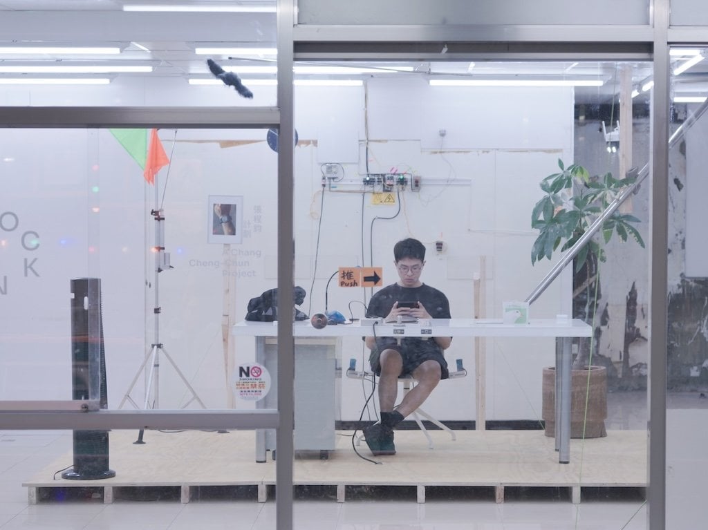 「Clock In」在展場裡製造出一個「看起來像工作」的臨時機制。(藝術家提供)