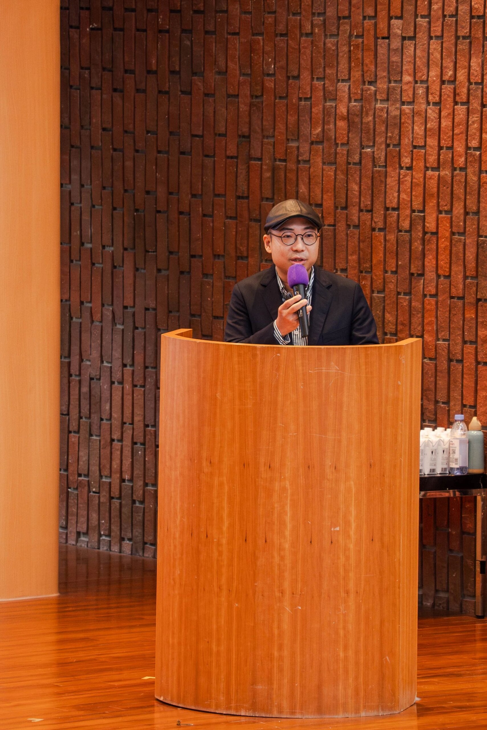 承辦整體規劃案的杜象藝術總監鄭剛分享本案緣由,從臺灣公共藝術實踐30餘年娓娓道來。(©杜象藝術有限公司)