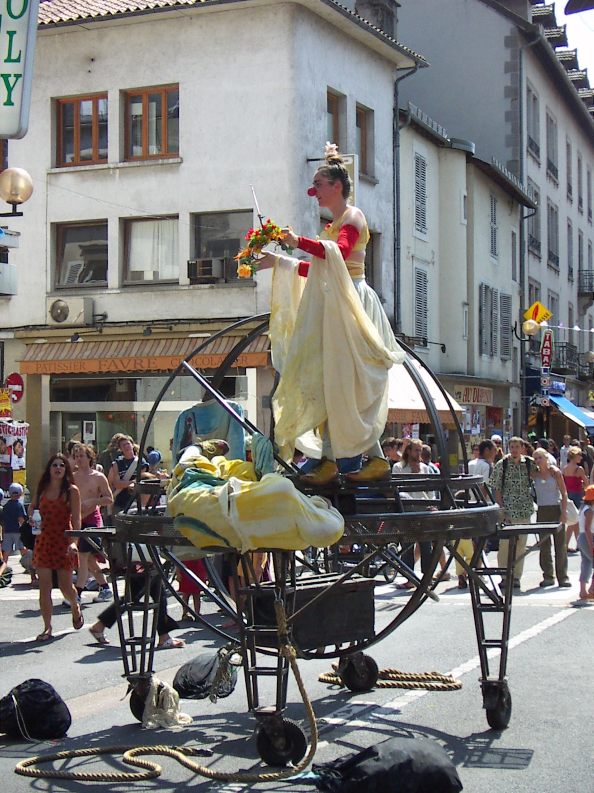 法國中南部的奧里亞克（Aurillac）的國際街頭劇場節。（維基百科）