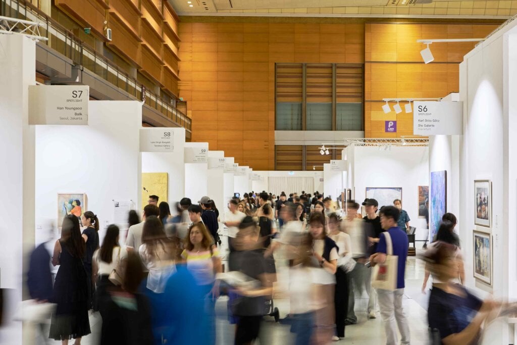 2026年Frieze Seoul首日現場人頭攢動。（攝影：WeCap Studio，圖片來源：Frieze）