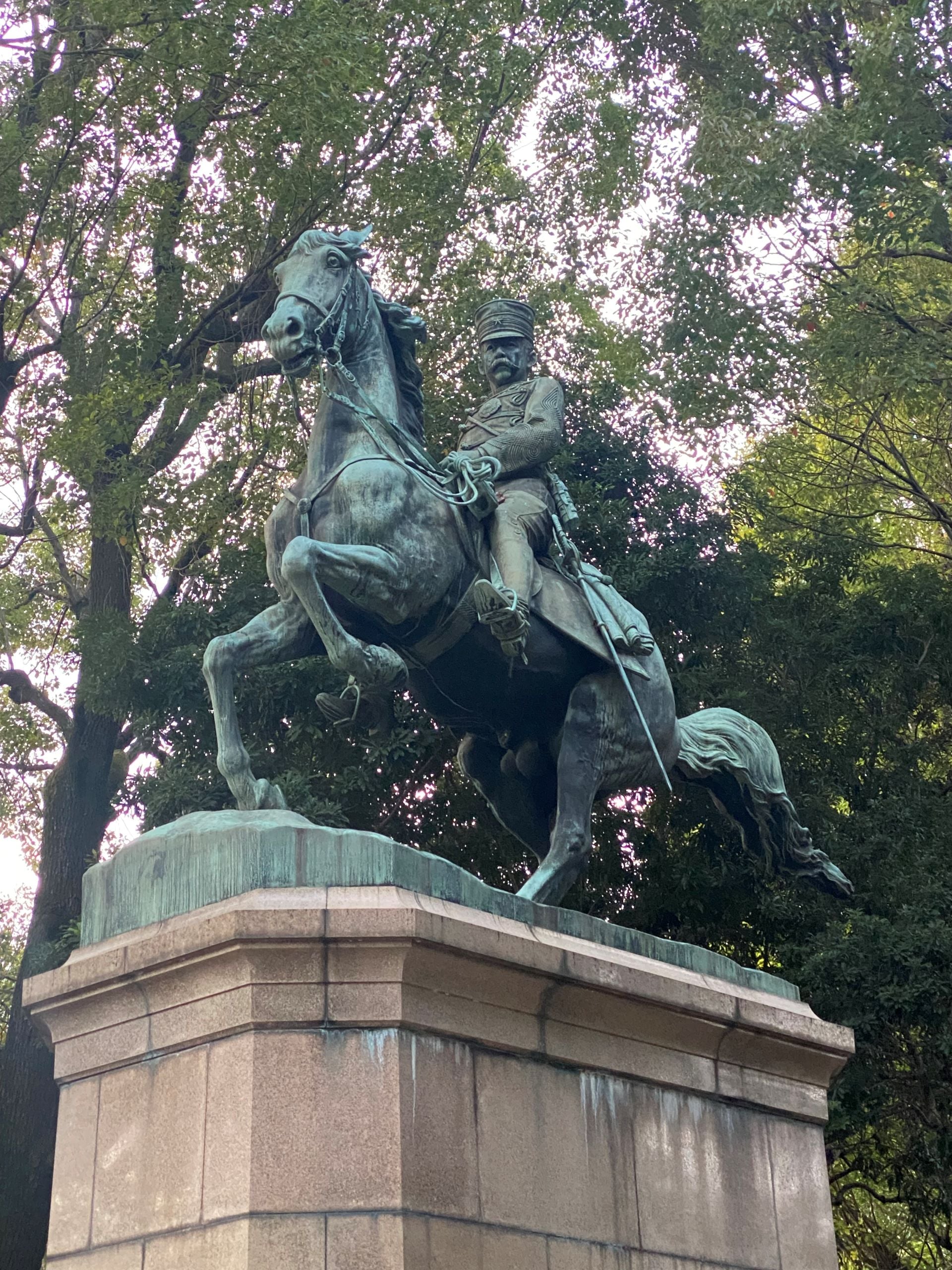 新海竹太郎，〈北白川宮能能久親王像〉，1903，東京北之丸公園。（攝影／劉錡豫）