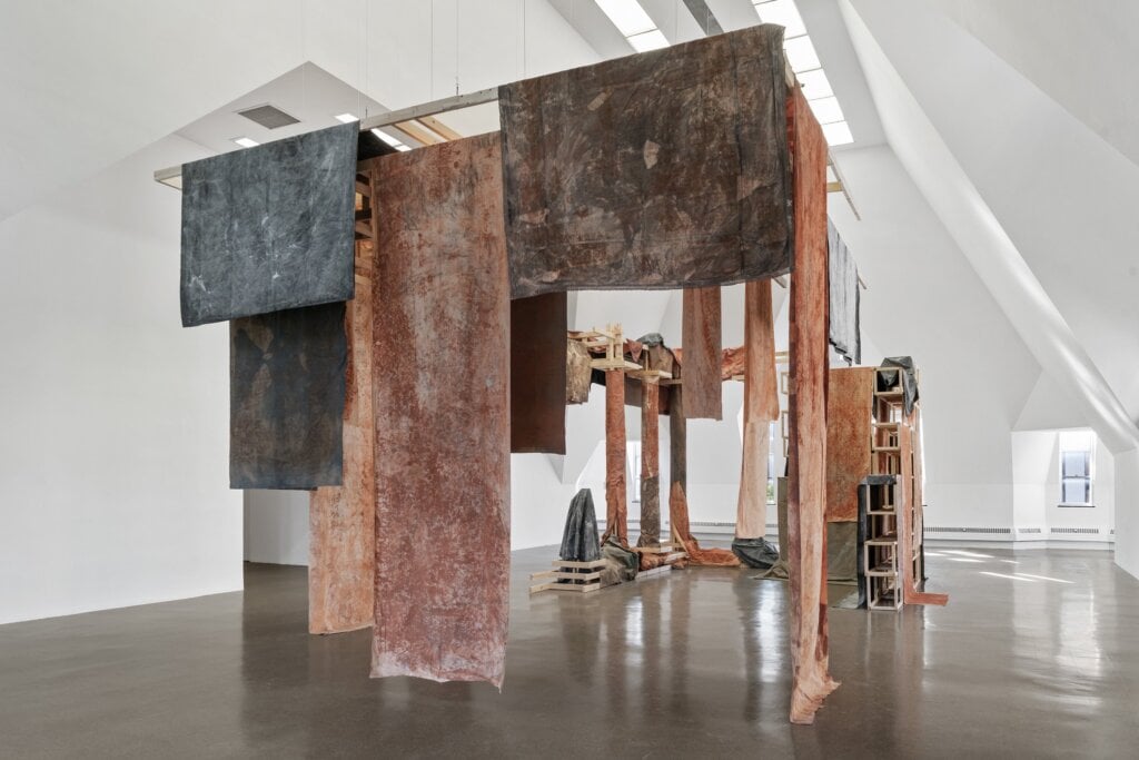獲首屆「Frieze Abu Dhabi藝術家獎」的Dala Nasser的作品《Adonis River》，2023年於芝加哥Renaissance Society展出。（Courtesy of the artist, Renaissan…