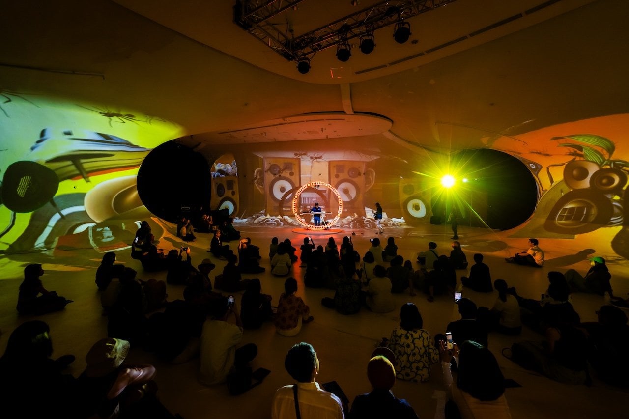 《MOVING PLUS: The World as Prompt》則由超維度開發AI平台,結合臺灣搖滾教父豬頭皮(朱約信)唸唱、小號手蔡凱麟即興演奏、拼貼藝術家詹雨樹視覺與文學家駱以軍文本提示詞。(©MUTEK)