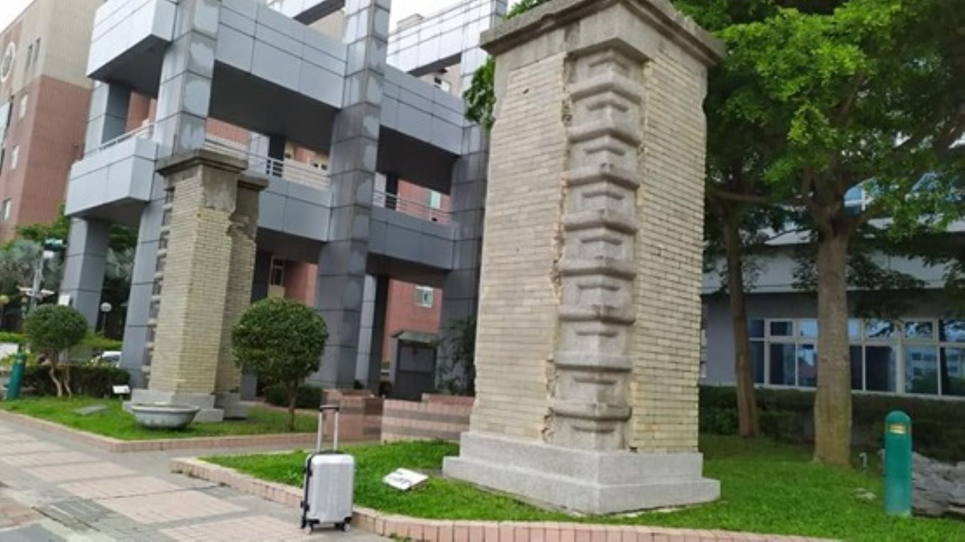 嘉義稅務出張所已遭到拆除，僅僅留下兩根車寄的柱子。（圖片: Mikar提供）