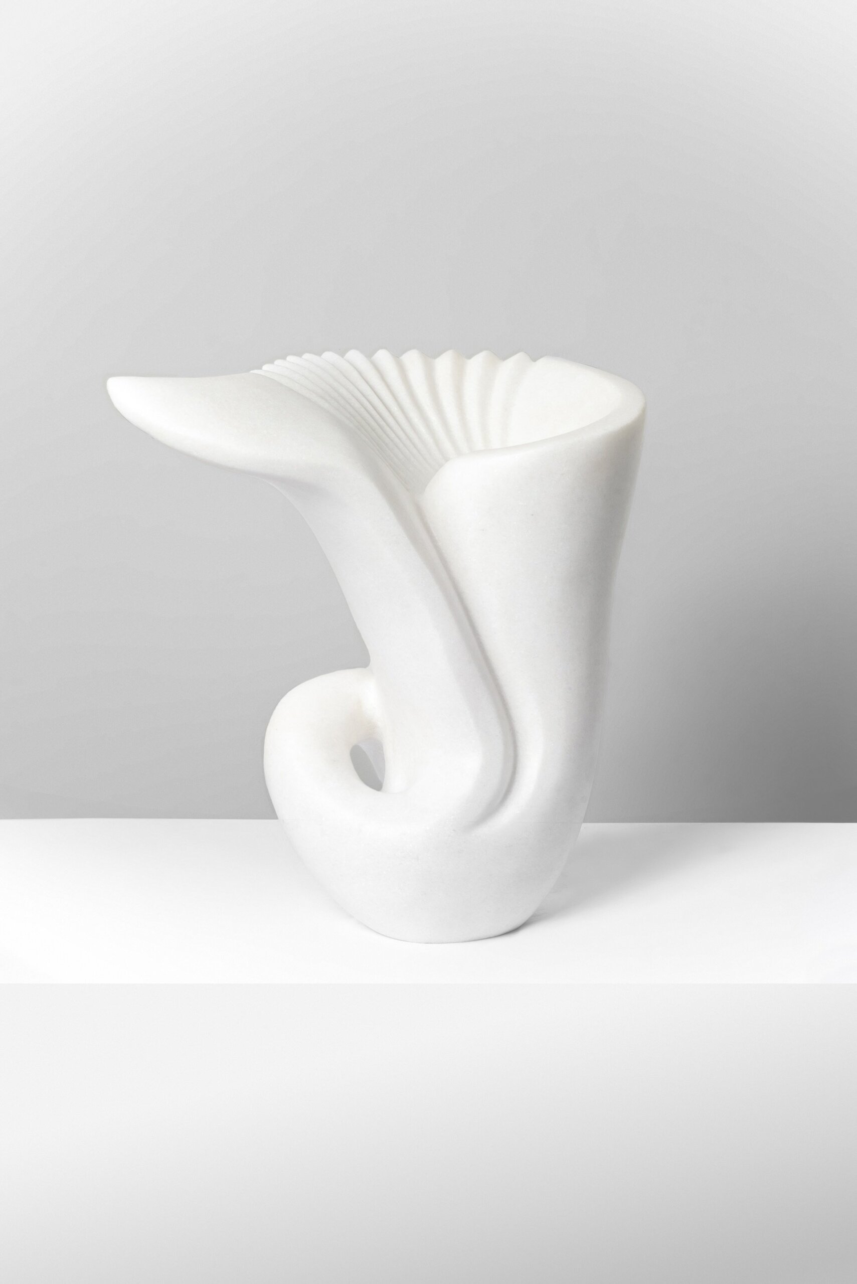 韓少芙｜花卉系列-P02（Flora Series-P02） 2025 大理石 35 × 23 × 36 cm 品藝畫廊提供