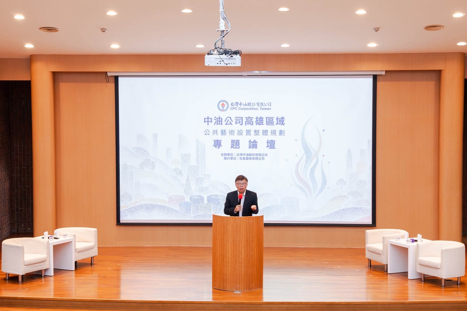 台灣中油公司綠能科技研究所所長蔡銘璋期待,中油的公共藝術,能連結員工記憶與地方關係,讓中油人說出自己的故事,更要讓預算發揮實質文化效益與價值。(©杜象藝術有限公司)