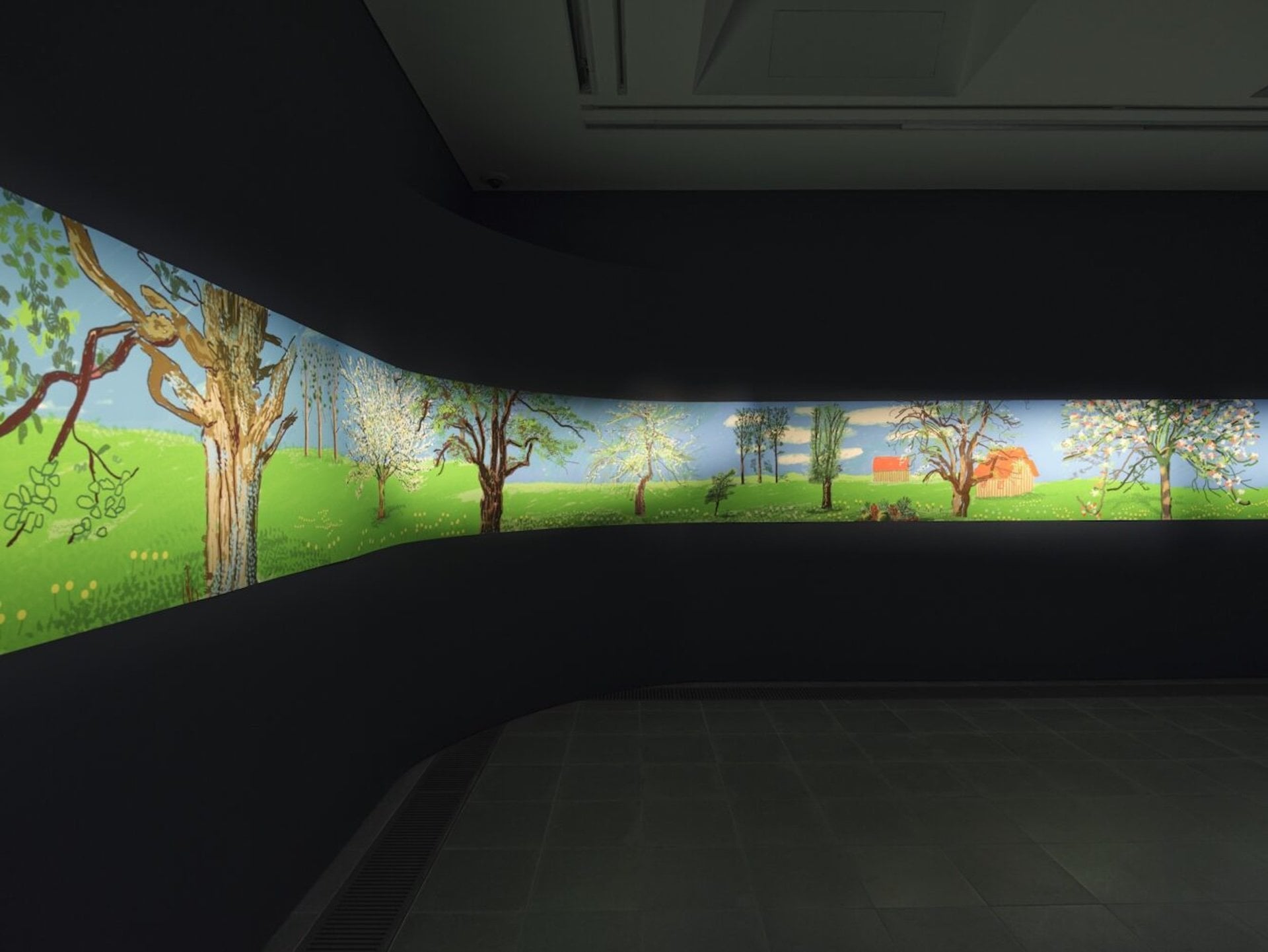 大衛・霍克尼（David Hockney）個展「諾曼第的一年與關於繪畫的若干思考」（A Year in Normandie and Some Other Thoughts about Painting）展覽現場，2026，倫敦蛇形藝廊北館（…