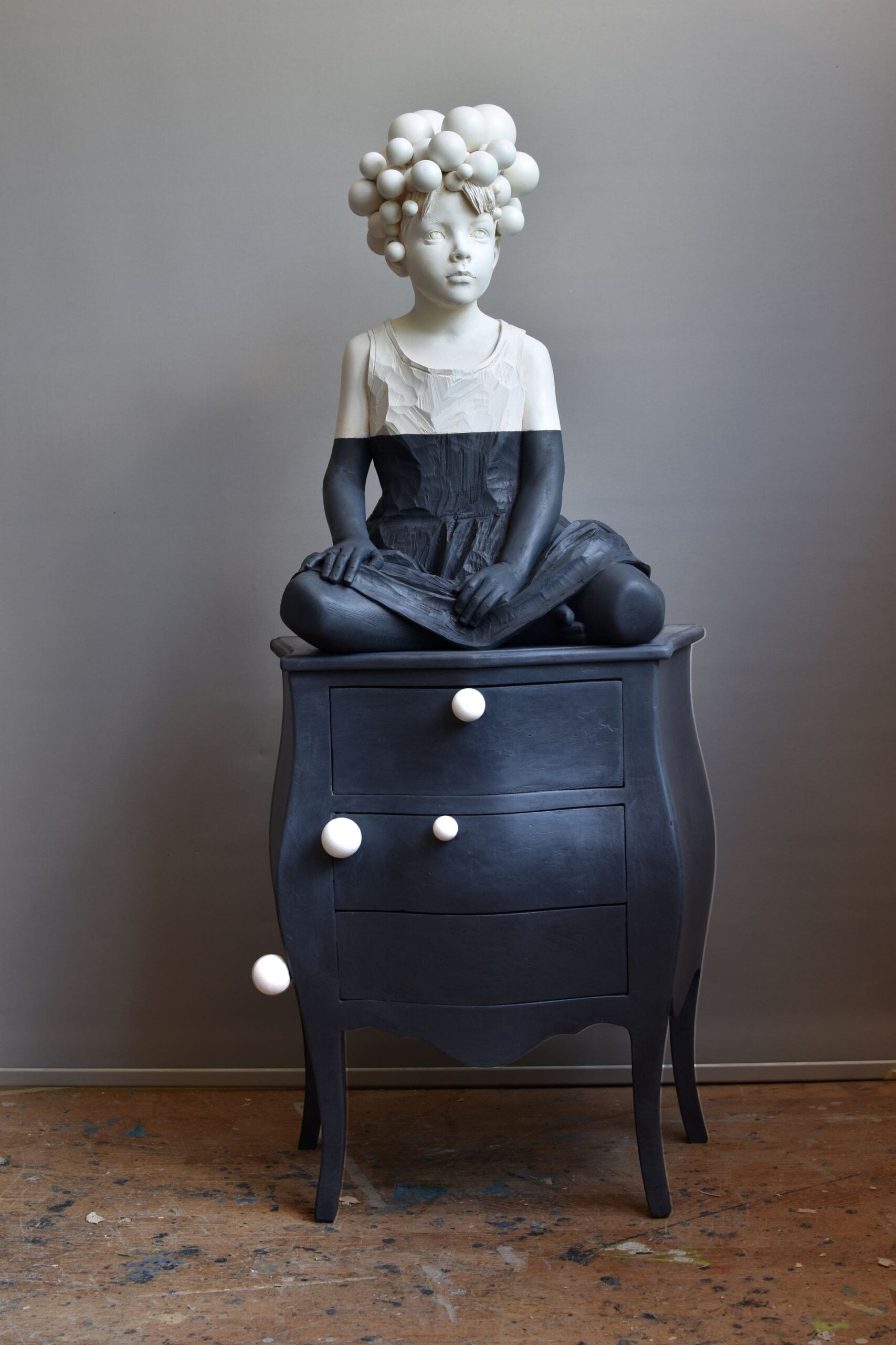Willy VERGINER,《回憶與思緒》(Ricordi E Pensieri), 多種木材、壓克力顏料,154 x 70 x 58 cm,2026。(也趣藝廊提供)