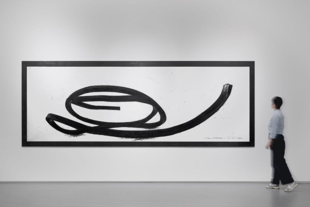 亞洲藝術中心「Bernar Venet: Indeterminate Radicality」展場一景，圖為2025年作品《不確定線條》（Ligne indéterminée）。 （圖片提供：亞洲藝術中心）