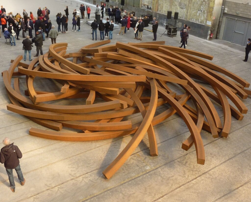 《71 道弧線的崩塌》，2019-2020，耐候鋼，2.4 × 13 × 16 m，「Gigantisme Art et Industrie」展覽現場。Effondrement 71 Arcs, 2019-2020, Corten stee…