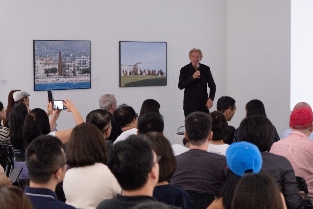 亞洲藝術中心「Bernar Venet: Indeterminate Radicality」展覽開幕現場，Bernar Venet 與現場觀眾分享其創作歷程。（圖片提供：亞洲藝術中心）