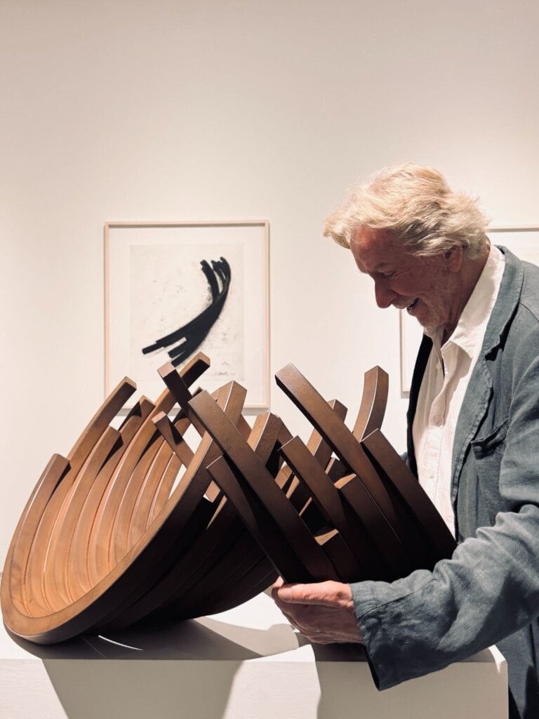 藝術家貝納．維內 (Bernar Venet) 與其作品《206.5° Arc x 15》，2018，熱軋鋼，L65 × W23 × H46cm。（圖片提供：亞洲藝術中心）