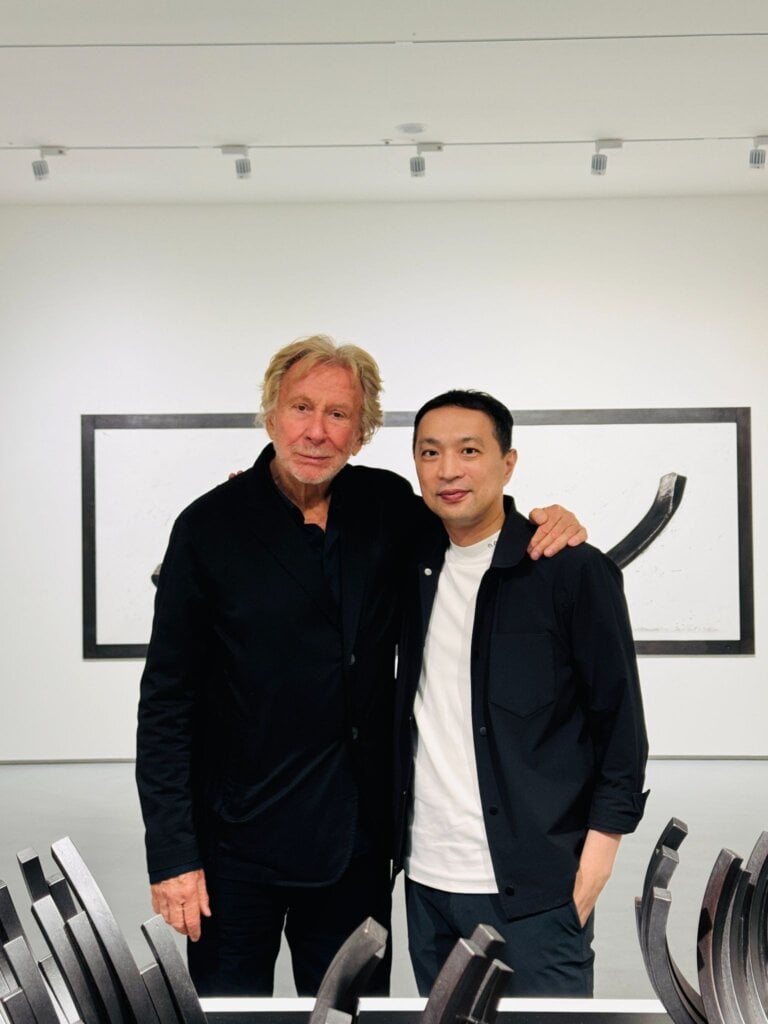 藝術家貝納．維內 (Bernar Venet) 與亞洲藝術中心李宜勳總經理合影。（圖片提供：亞洲藝術中心）