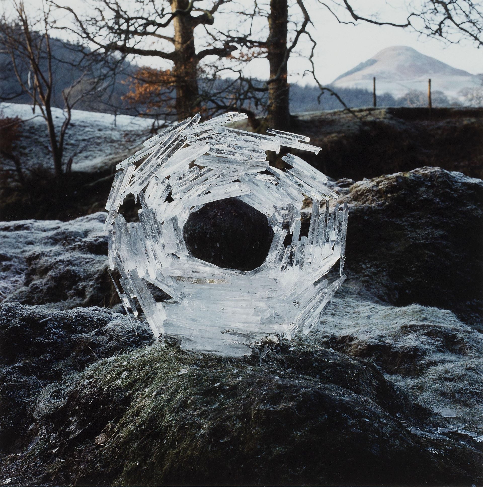 安迪．高茲沃斯（Andy Goldsworthy），《River Ice Wrapped Around a River Stone》，1992。（圖片來源：Christie’s）