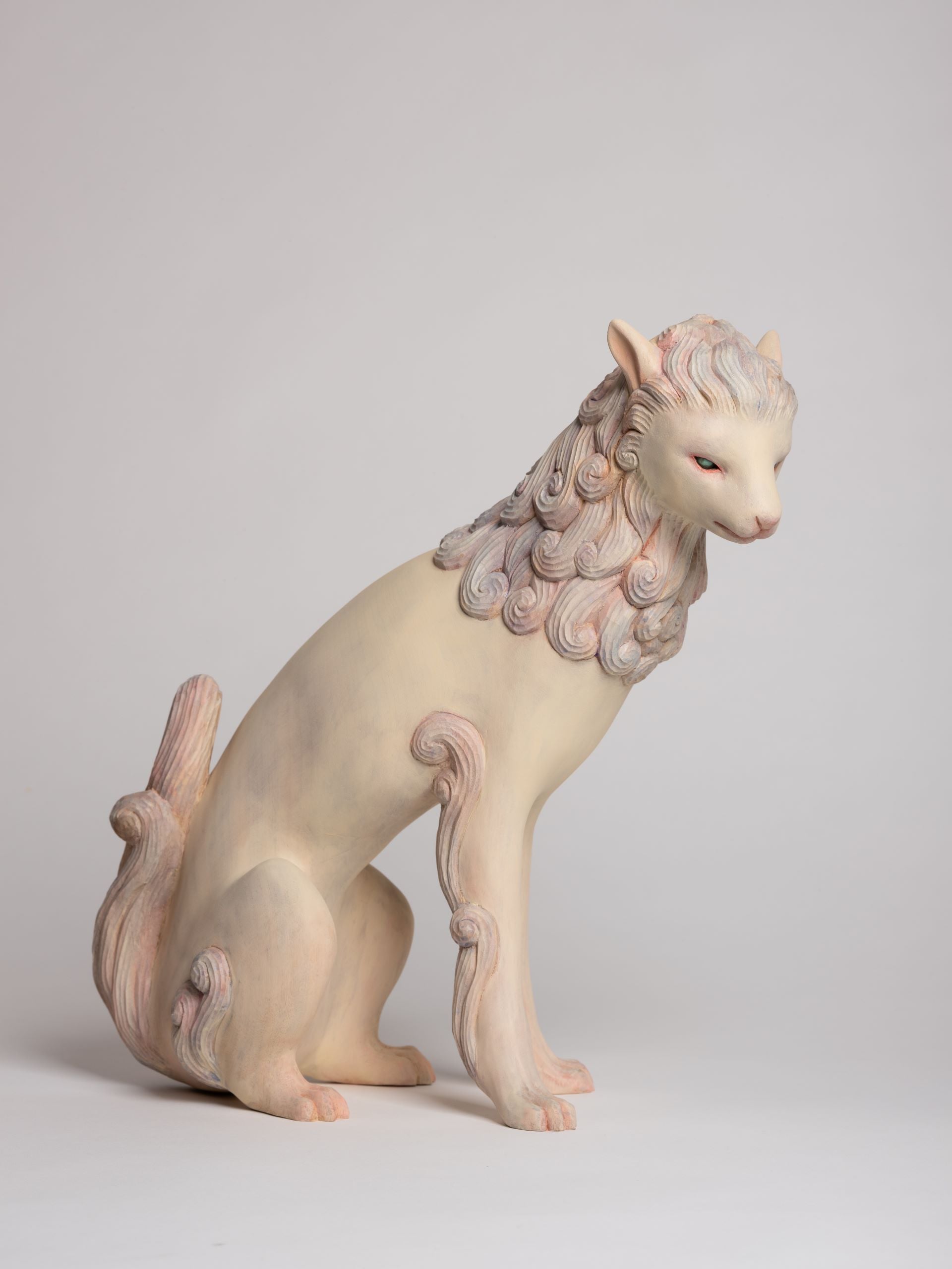 土屋仁應,《獨角獸》(Unicorn),彩繪樟木、晶體,34.5 x 34 x 17.5 cm,2026。(也趣畫廊提供)