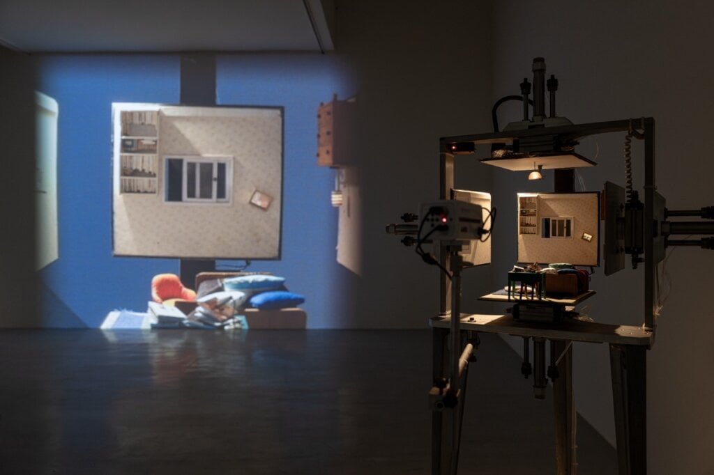 王雅慧,《一個人的房間》,2003/2026 修復版,機械動力結合投影影像裝置,尺寸依場地而定,圖像由臺北市立美術館提供。