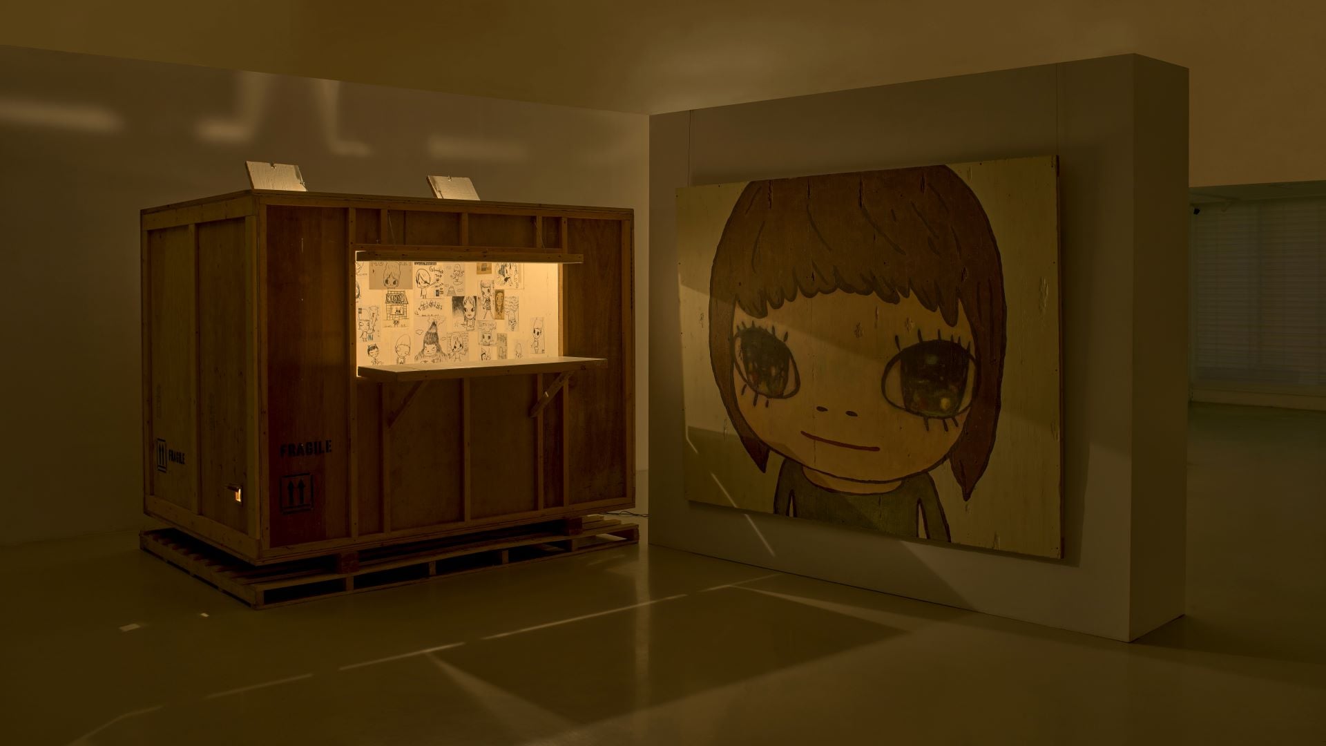 奈良美智《冰島的板條箱房間／繪畫室》拍出6190萬港元成交價。（蘇富比提供）