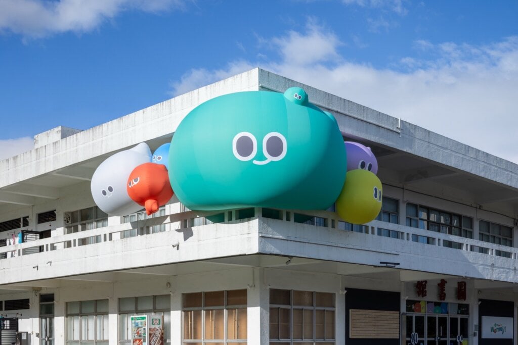 「a-We臺灣主題特展：a～～～Wemoji！」展場外二樓陽台擠成一團的a-We巨型氣球。（圖片提供：文化部）