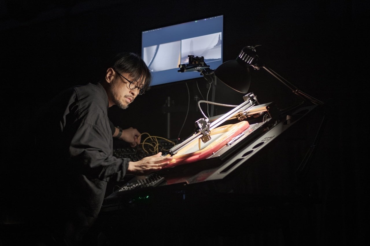 香港媒體藝術家林欣傑與 AI 團隊江戶未來世合作《讀賣讀賣 Yomiuri Yomiuri》演出現場。(©MUTEK)