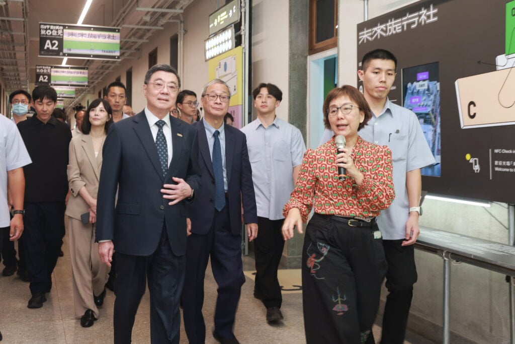 行政院長卓榮泰（右5）在文化部長李遠（右4）和文化部次長王時思（右2）陪同下參觀現正於空總國家文化基地古蹟大樓展出的「文博會」文化策展。（圖片提供：文化部）