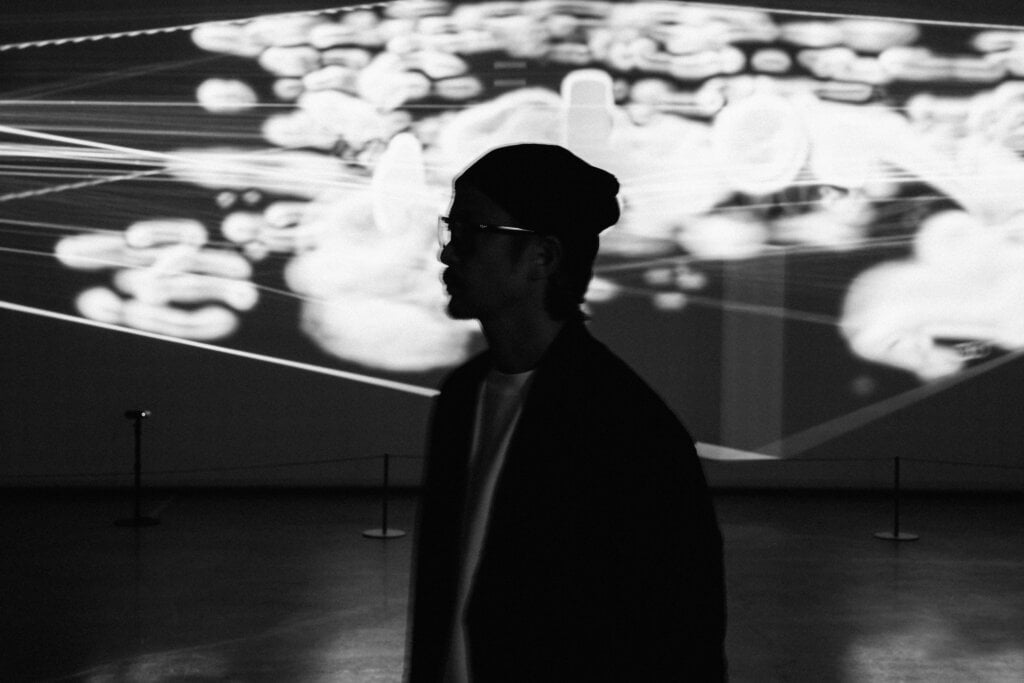 藝術家真鍋大度。圖片來源：臺中市立美術館。攝影：尖蚪映畫工作室。