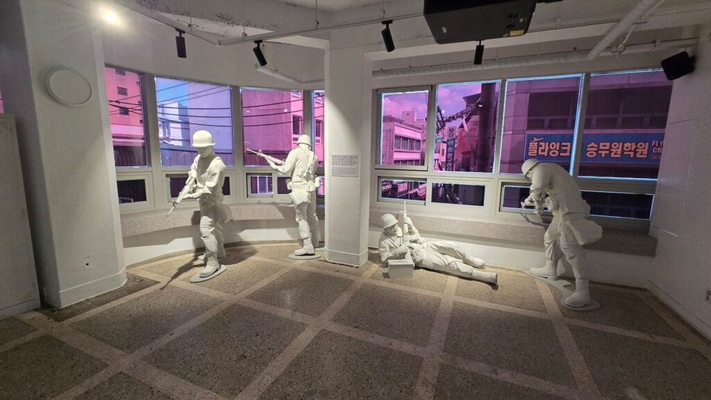 光州「全日大樓245」為黃金町館展場所在地，館內亦展示標示當年軍方狙擊手位置的模型。（攝影／高森信男）