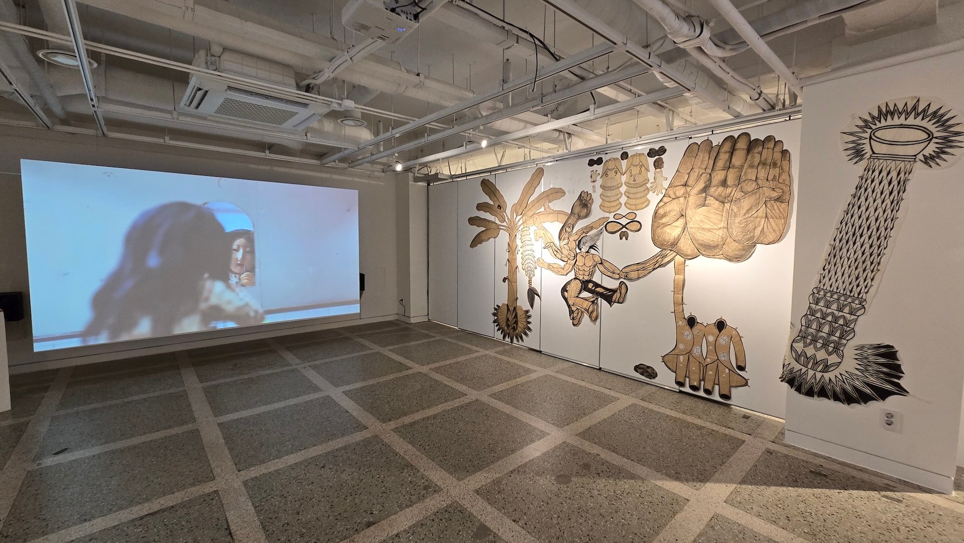 方偉文於光州雙年展黃金町館展出的作品，位於畫面右側牆面。（攝影／高森信男）