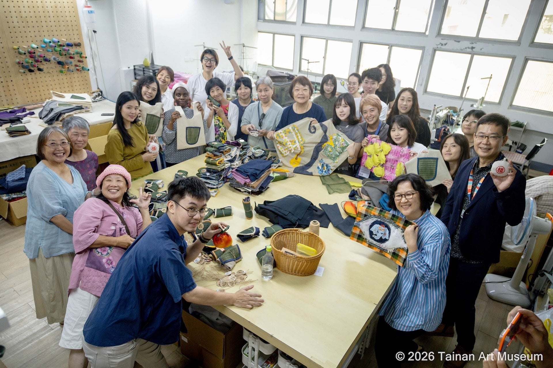 第一屆臺南藝術雙年展「迴圈．超展開」展覽期間，「黑秀美Oh!Siubi：大女纖維共創計畫」將於核心展區葉石濤文學紀念館2樓展出創作成果，並於大女Style聚落所在的友愛菜市場4樓設置展出空間。（臺南市美術館提供）