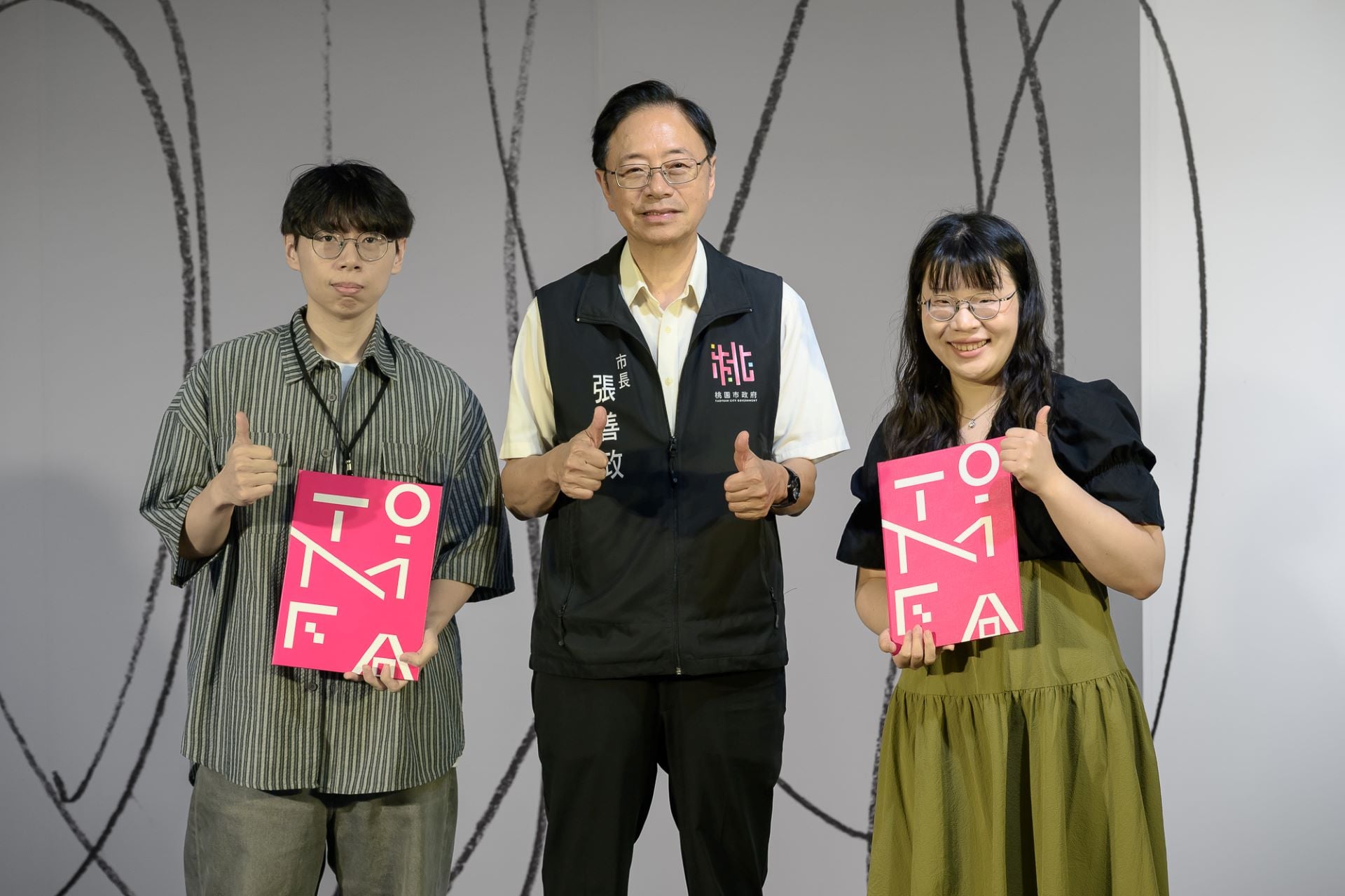 2026桃源美展年度特別獎得主邵士銘、嚴文㚬與桃園市市長張善政合照。（攝影／ANPIS FOTO王世邦，圖片提供／桃園市立美術館）