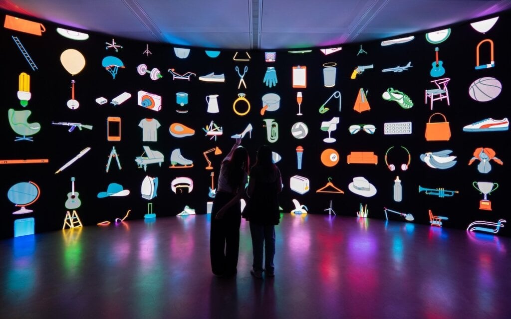 沉浸式數位裝置《宇宙》首次跨海於高美館展出，引領觀眾走入藝術家近60年創作生涯的發展軌跡。（© Michael Craig-Martin. 攝影／陳李視物，圖／高雄市立美術館）