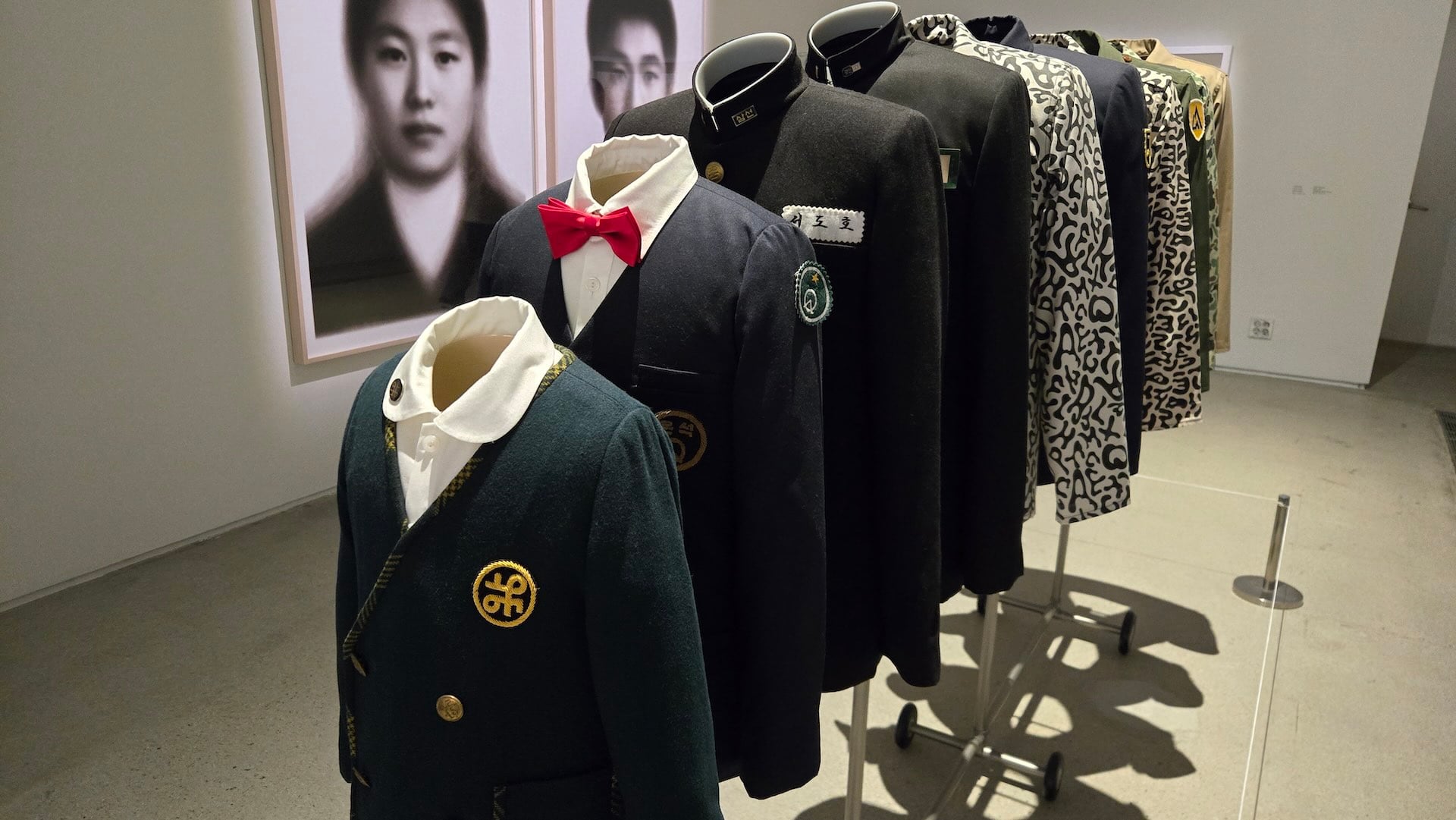 徐道獲（Do Ho Suh）以生命歷程中穿過的制服為主體創作的裝置作品，回應韓國文化中的階級秩序。（攝影／高森信男）