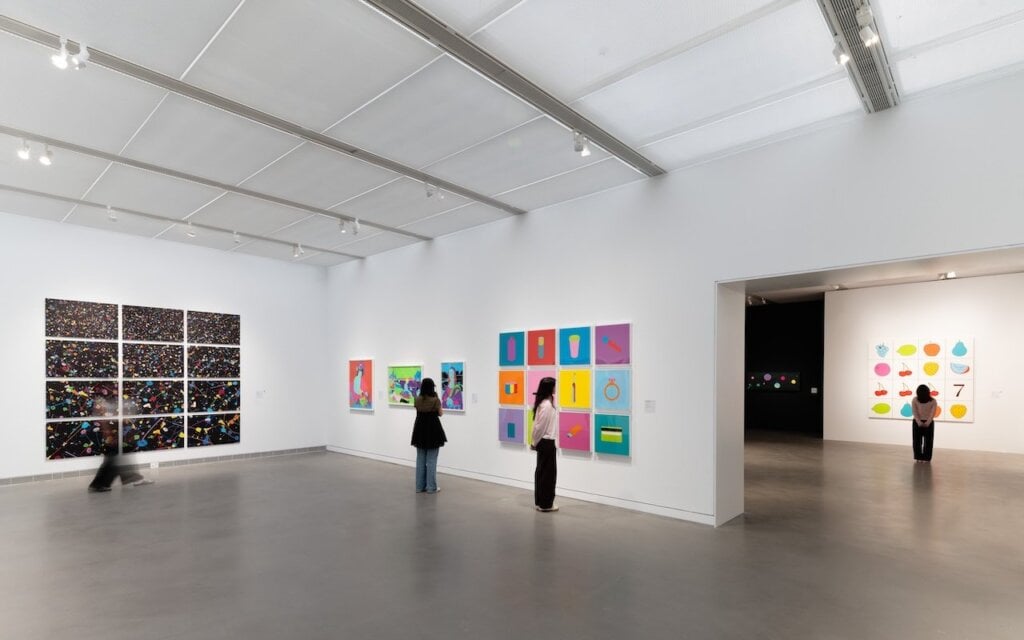 高美館「麥可．克雷格－馬丁：日常・解碼」展間一隅。（© Michael Craig-Martin. 攝影／陳李視物，圖／高雄市立美術館）