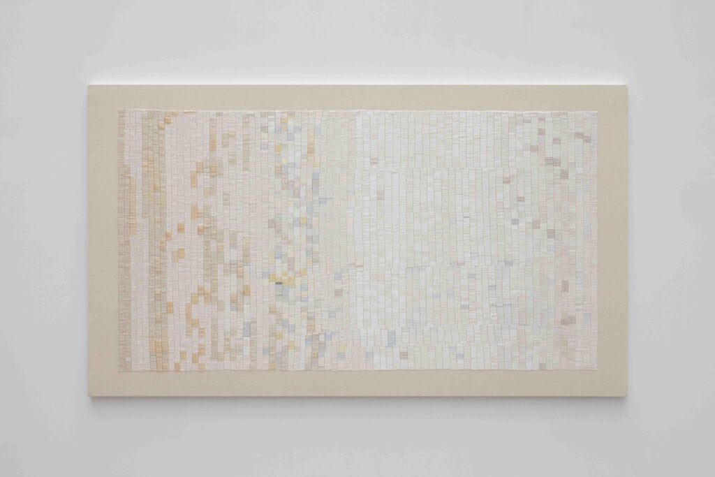 作品《Time Counter》，藝術家每日繡上一筆蠶絲繡線、歷時五年才完成。（攝影／木暮伸也Shinya Kigure；圖片提供：水戶藝術館）
