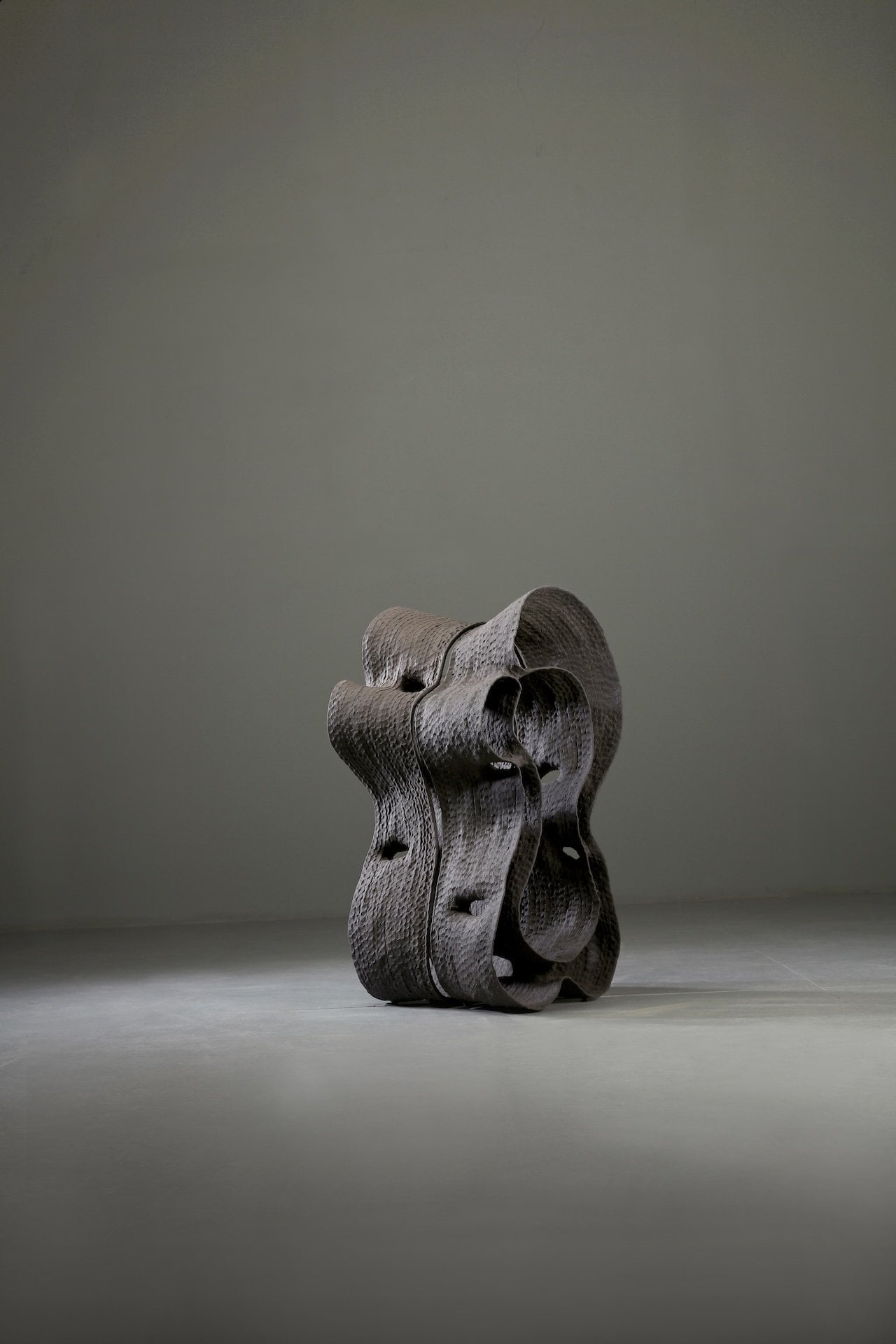 徐永旭，《2020-31》，高溫陶，38 x35 x68.5cm，2020。（弎畫廊提供）