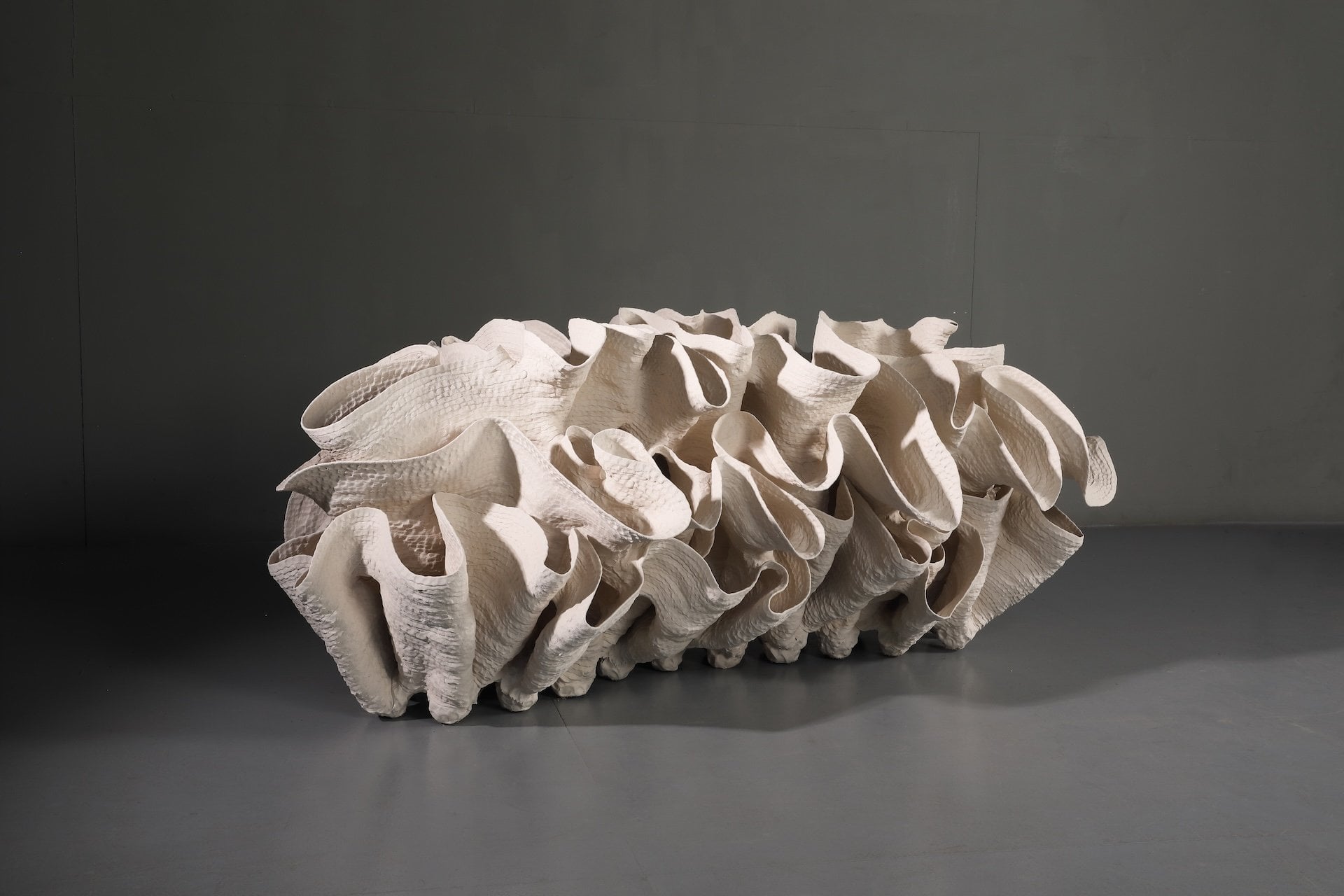 徐永旭，《2024-5》，瓷土，67×163×93cm，2025。（弎畫廊提供）
