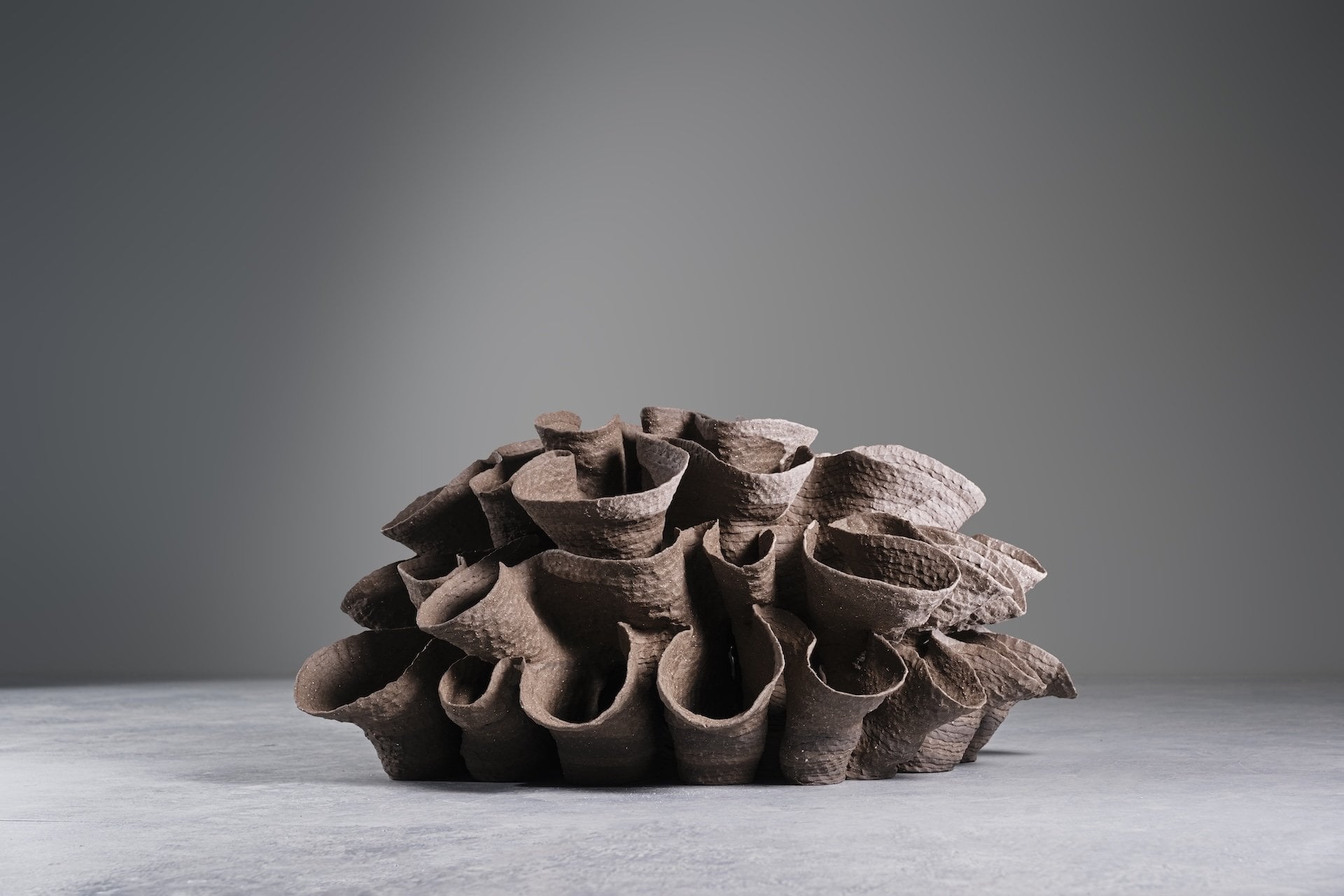 徐永旭，《2026-18》，高溫陶，38×82.5x67cm，2026。（弎畫廊提供）
