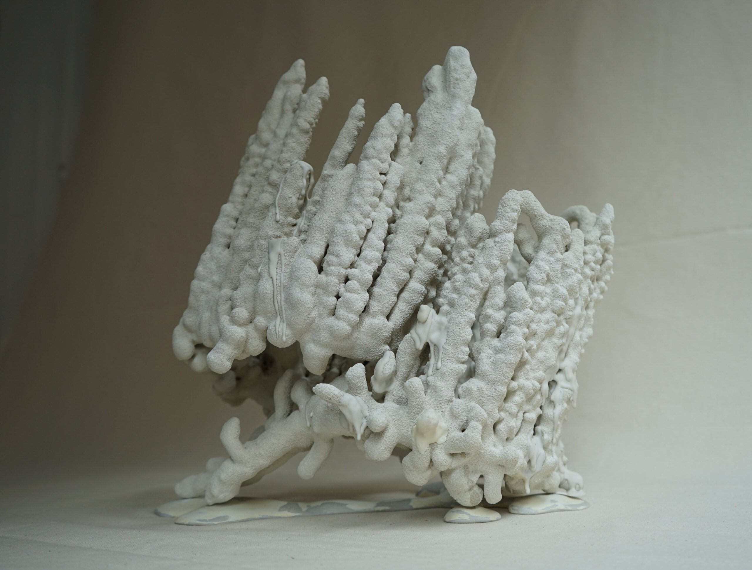 何宇森 <凝結-爪>，2020，35 x 34 x 30 公分，材料：高強石膏、鋼鐵、玻璃纖維強化塑膠。提供／何宇森。