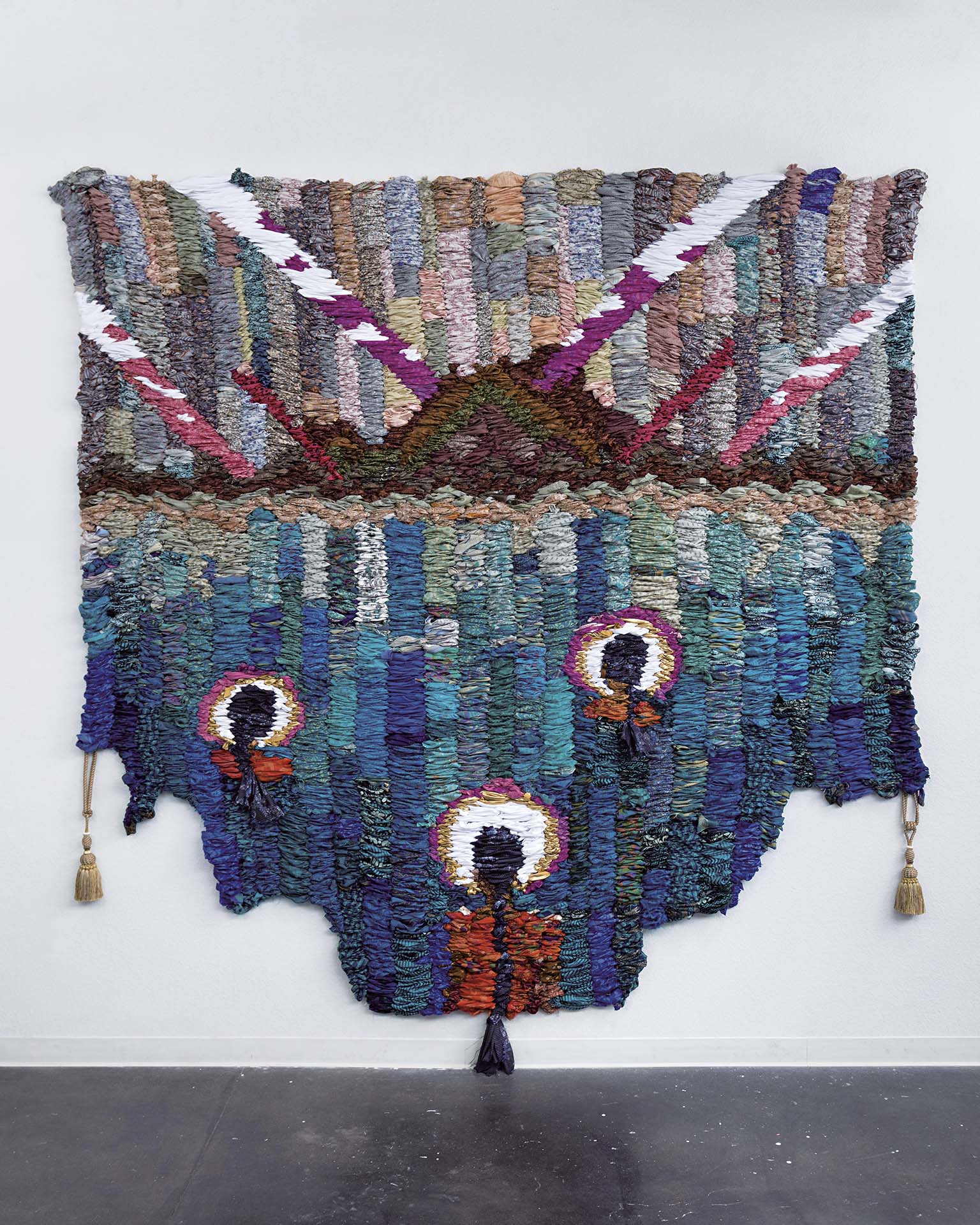 蘇奇特拉.馬泰|The Light We Know and the Dark We Keep 古董紗麗、布料、流蘇 122×115 in 攝影/Wes Magyar