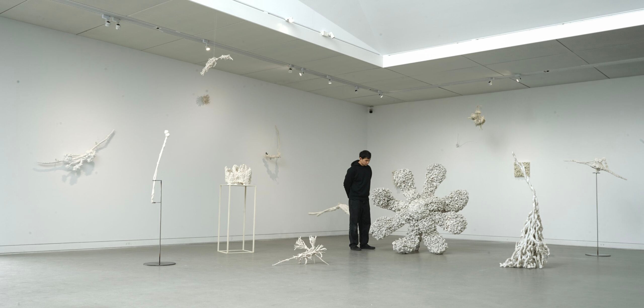 何宇森及其雕塑作品。提供／何宇森。