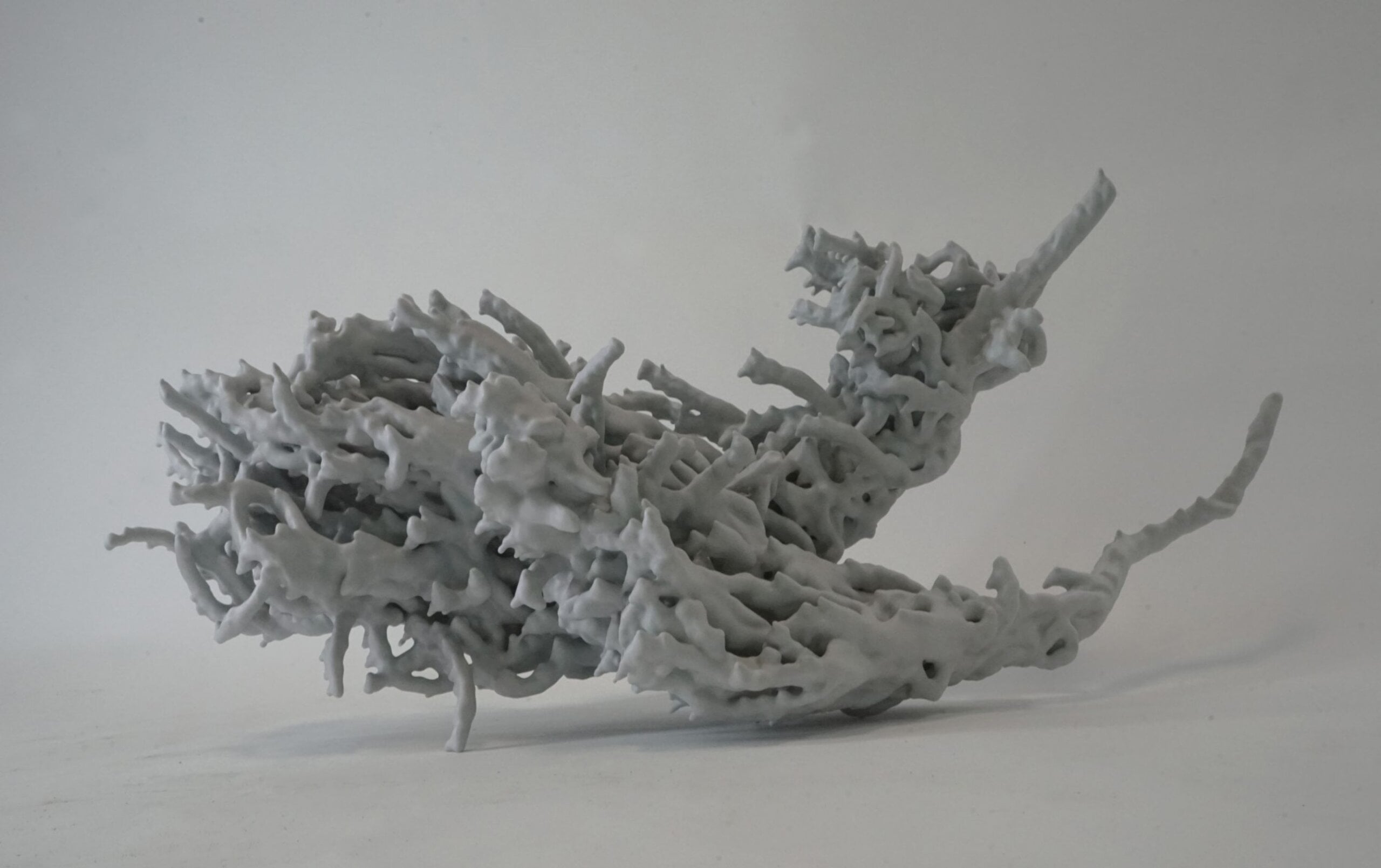 何宇森〈依靠〉，2024，70 × 28 × 30 公分，材料：玻璃纖維強化塑膠、汽車面漆、汽車清漆。提供／何宇森。