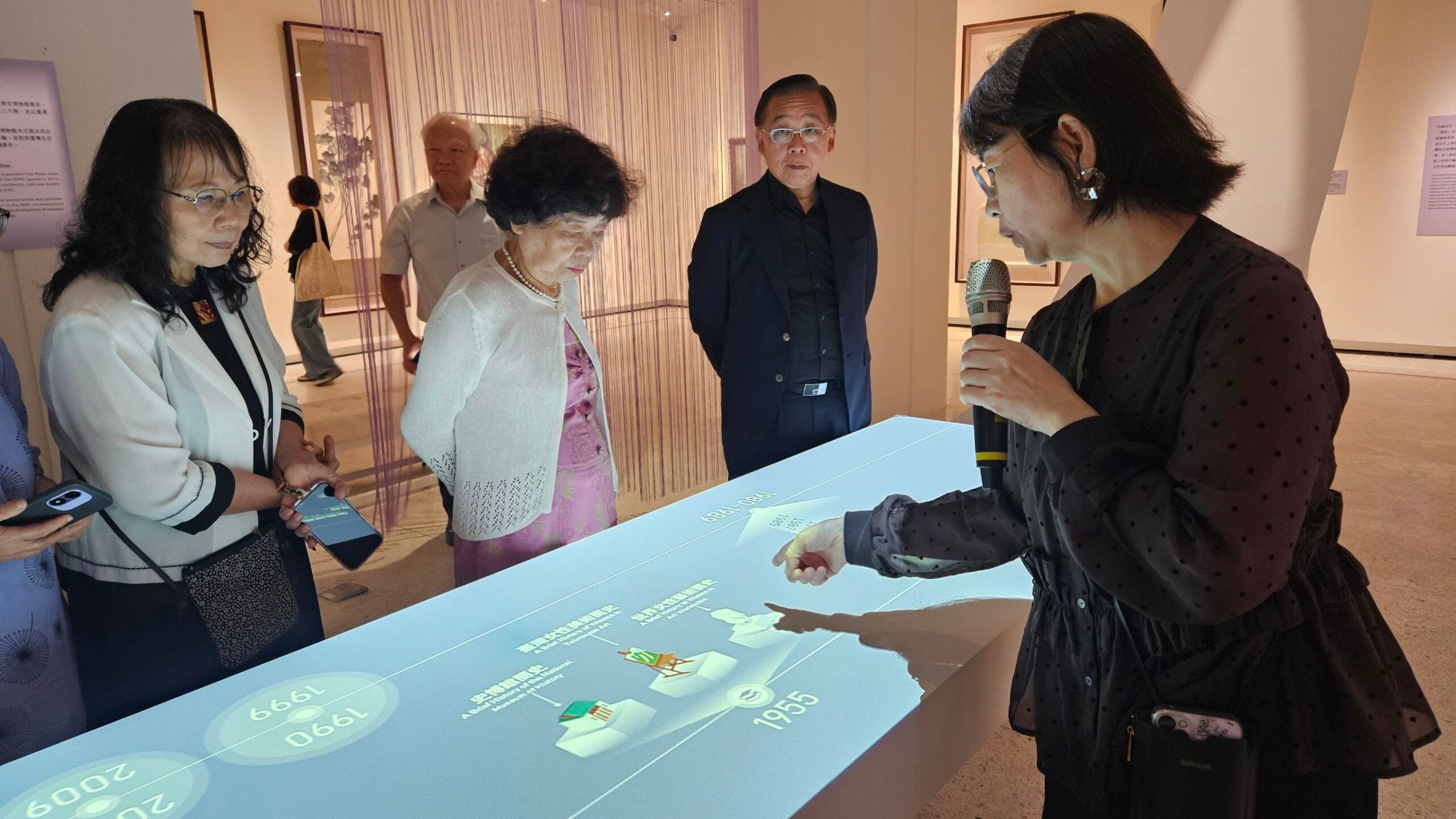 國立歷史博物館助理研究員陳嘉翎導賞介紹如何與光桌互動。攝影/曾信容。