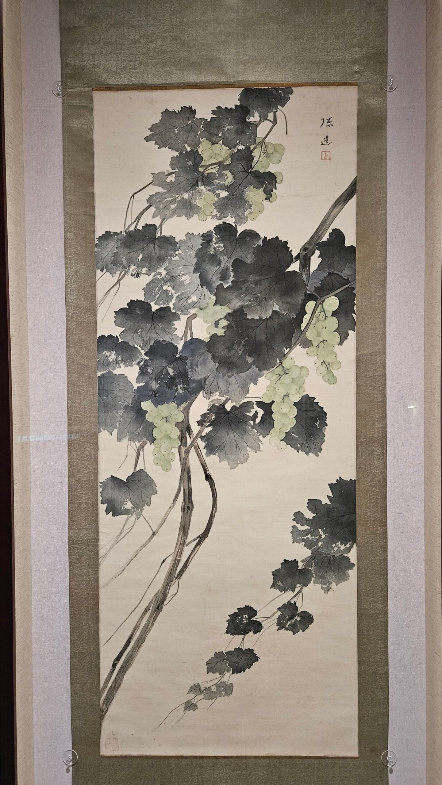 陳進《葡萄》,1965年,132×51.5公分,膠彩絹本,國立歷史博物館藏。攝影/曾信容。