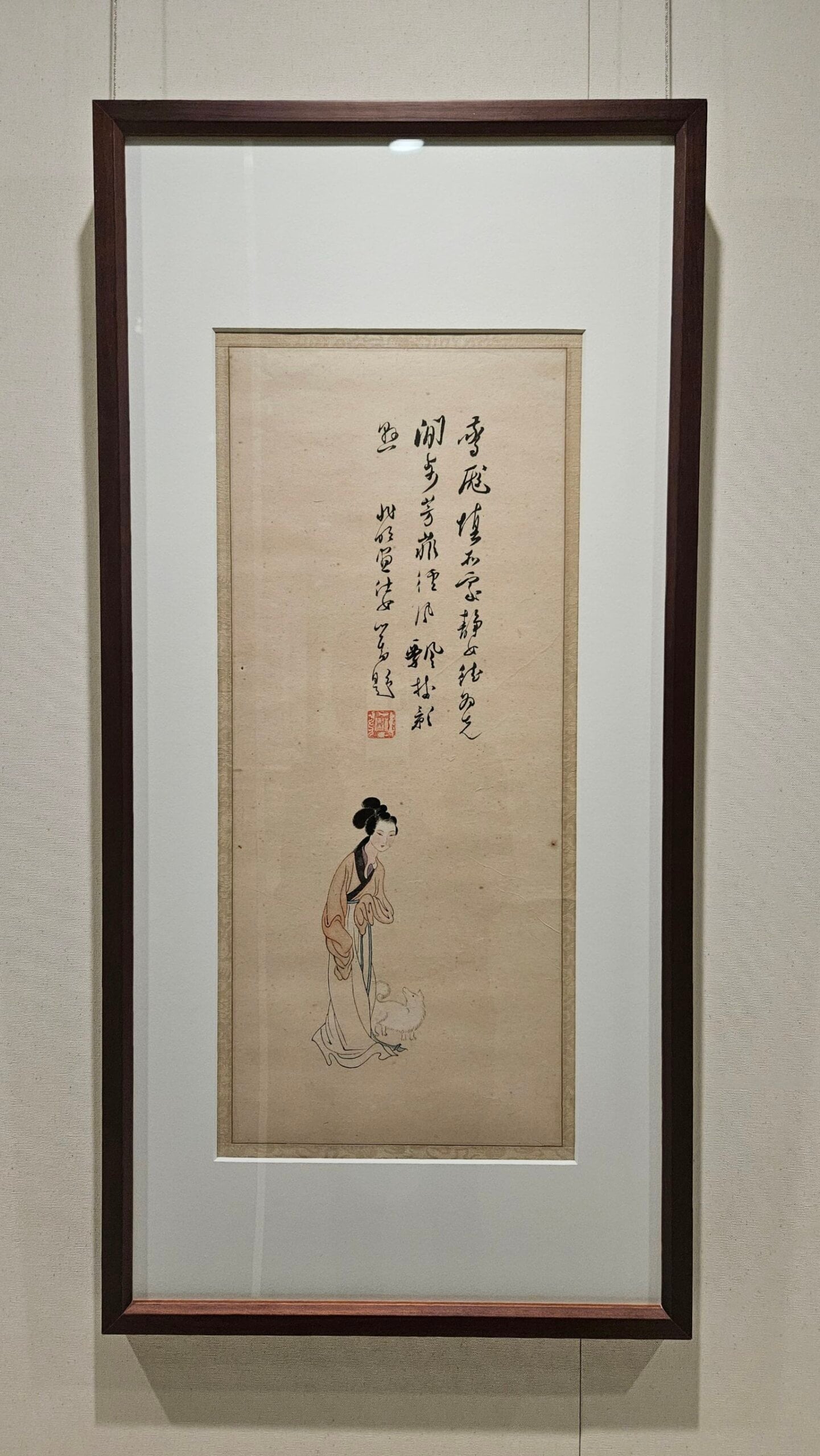 姚兆明《仕女白狐圖》,創作年代不詳,57.4×24公分,水墨設色,國立歷史博物館藏。攝影/曾信容。